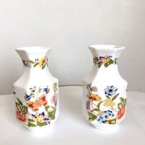 Set of two mini vases.